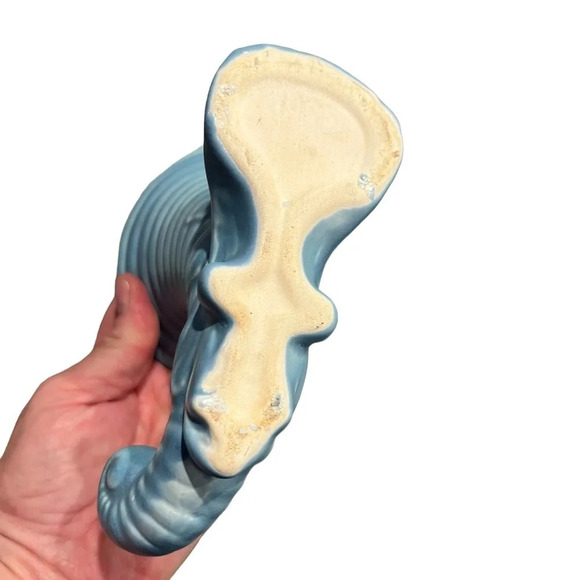 Vintage 1940s American Pottery Blue Cornucopia Vase - Picture 5 of 6